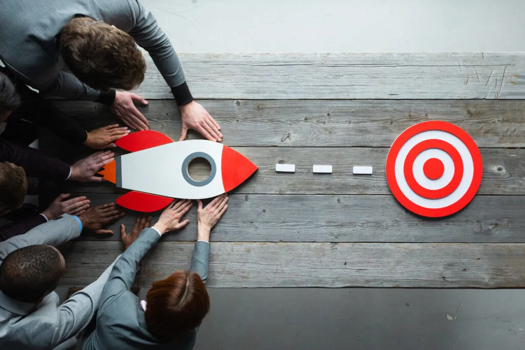 Business people with rocket L’équipe CPS accompagne les consultants IT